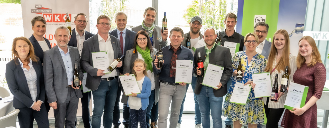 V.l.: Heidi Kühmayer (WIFI NÖ-Produktmanagerin Weiterbildung Dienstleistung, Organisatorin), WIFI NÖ-Institutsleiterin Michaela Vorlaufer, Harald Wurm (Lehrgangsleiter Weinausbildung), Heinz Bauer (2. Platz Weiß Klassik), Leopold Schachinger (2. Platz Weiß Reserve), WKNÖ-Vizepräsident und WIFI NÖ-Institutsvorstands-Vorsitzender Christian Moser, Familie Urban (1. Platz Rot Klassik), Robert Keringer (2. Platz Rot Reserve), Horst Gager (1. Platz Rot Reserve), Andreas Knötzl (2. Platz Rot Klassik), Alexander Gindl (1. Platz Weiß Reserve, 3. Platz Rot Klassik), Andrea Hirtl (1. Platz Weiß Klassik), WIFI-Weintrainer Andreas Scheidl, Katharina Baumgartner (3. Platz Rot Reserve), Julia Eichberger (3. Platz Weiß Klassik) Fotocredit: Josef Herfert